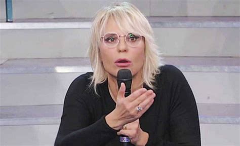 Tra i conduttori di punta della rete mediaset ha ideato e condotto alcuni programmi di straordinario successo. Maria De Filippi abbandonata: l'addio è ufficiale, adesso come farà?