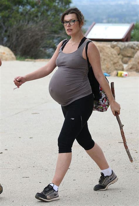 Sophia vegas leidet immer noch unter schmerzen und ruft ihre fans zur vorsicht auf. Milla Jovovich und ihr riesiger Babybauch | Umstandsmode ...