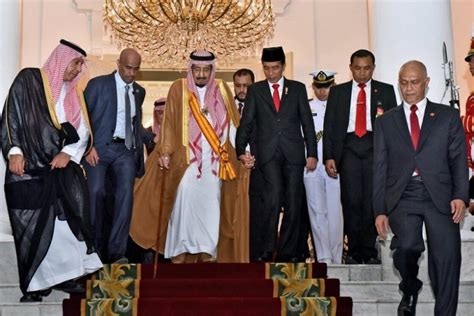 Terutama saya berfikir bahwa beliau (raja saudi) harus mengambil langkah terdepan dalam mencari jalan keluar dari krisis ini, pungkasnya. sumber: Hasil Pertemuan Bilateral Saunesia Zaman Raja Faisal dan ...