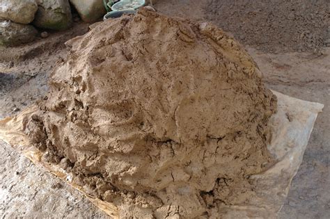 Umumnya liat putih kaolin terletak di bawah permukaan tanah (subsoil). It's a Labyrinth: Bata Merah