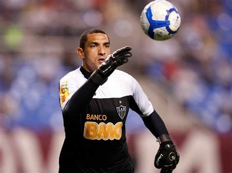 'uma lenda, sou fã' bruno neri, reserva do clube baiano, publicou uma foto com o ídolo celeste em suas redes sociais Por onde anda O goleiro Fábio Costa ? | BLOG GOLEIRO GUERREIRO