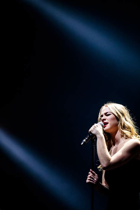 Since then, the band's sound has evolved greatly, incorporating psychedelic, pop, and orchestral elements. Hooverphonic @ Lotto Arena: Van een duister sprookjesbos ...