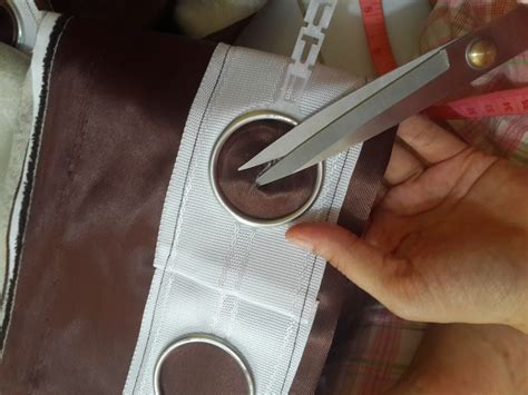 Dua di setiap sisi dan satu tepat di tengah, sehingga dua kantong kecil terbentuk. Maia Jafris: Tutorial : DIY Menjahit Gorden