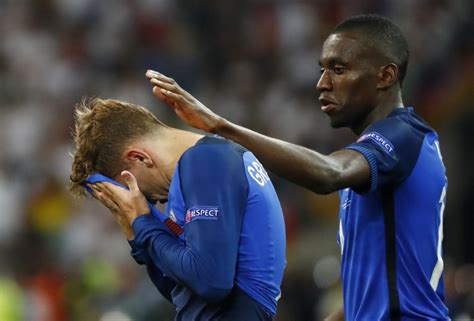 Beide ploegen stonden stil om christian eriksen een hart onder de riem te steken. Team van het EK 2016: Griezmann speler van het EK | EK ...