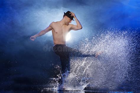 Danse d'homme dans l'eau. photo stock. Image du sourire - 32660834