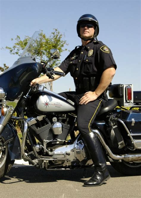 Menggunakan tulisan jawi sebagai identiti. Motorcycle cop. | Hot cops, Cops, Cop uniform