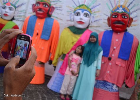 Boy anaknya ngiger ter iteran. Yuk, Kenalan dengan Ondel - Ondel, Maskot Ikonik DKI Jakarta