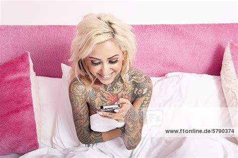Related nackt mann und frau ficken im bett hd videos. Nackte Frau mit Tattoo sitzen im Bett lesen SMS im Handy