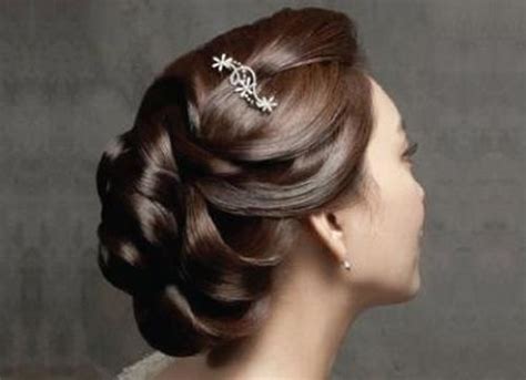 Women who love to look modern and elegant with all those vintage and classy vibes around can try this style out. Hair - Top 10 Bridal Hairstyles For Reception #2175790 ...