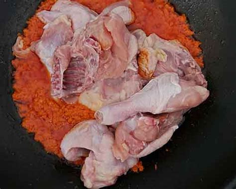 Jenis masakan ayam goreng ini memiliki cara penyajian yang unik di mana ayam di campur dengan sambal penyet setelah digoreng. Ayam Bakar Padang - Masak Jadi Mudah, Hemat dan Lezat