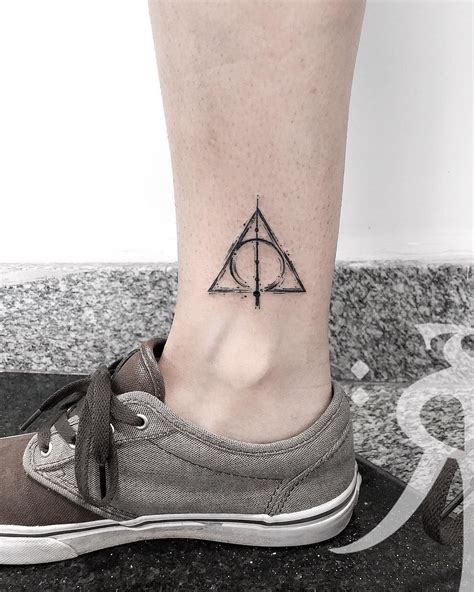 Check spelling or type a new query. Harry Potter Tattoos | Harry potter tatuagem pequena, Tatuagem relíquias da morte, Tatuagem hogwarts