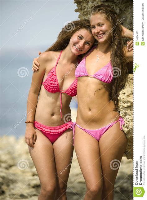 Most recent weekly top monthly top most viewed top rated longest shortest. Twee meisjes in bikinis stock afbeelding. Afbeelding ...