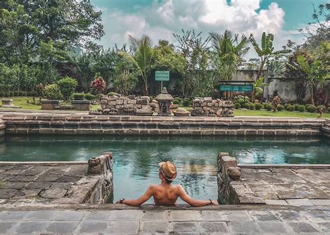 Dengan ukuran yang bisa mencapai 1,5 meter, tanaman ini cocok digunakan untuk mencegah kolam air terlalu panas ketika terkena matahari langsung. pemandian air panas (9) - TripZilla Indonesia