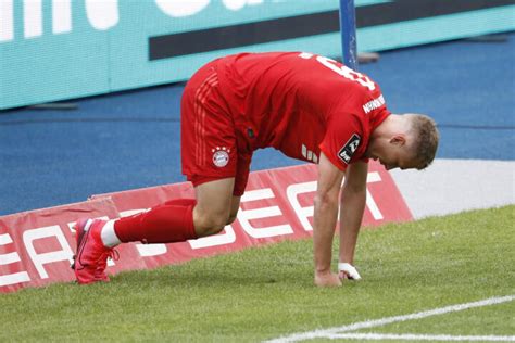 Turnuvadan kısa bir süre sonra da görevinden ayrıldı ve almanya bir sonraki turnuvada darmadağın olmuş, gruptan dahi. Arp schon wieder verletzt! Das sagt Flick über das Ex-HSV ...