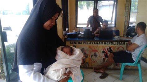 Inilah rangkuman definisi ke sungai sambil mandi dari berbagai. Usai Lahirkan Bayi di Kamar Mandi, Ibu Ini Bawa Bayinya ke ...