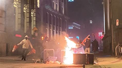 The curfew will run from 8 p.m. Hundreds defy Montreal's 8 p.m. curfew, breaking windows in city's tourist area | CP24.com