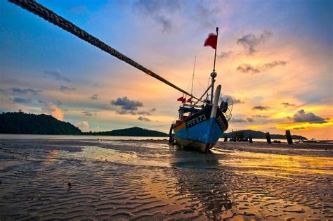 Check 'kokot' translations into english. Tanjung Dawai Part I | Fisherman boat. Taken at Tanjung ...