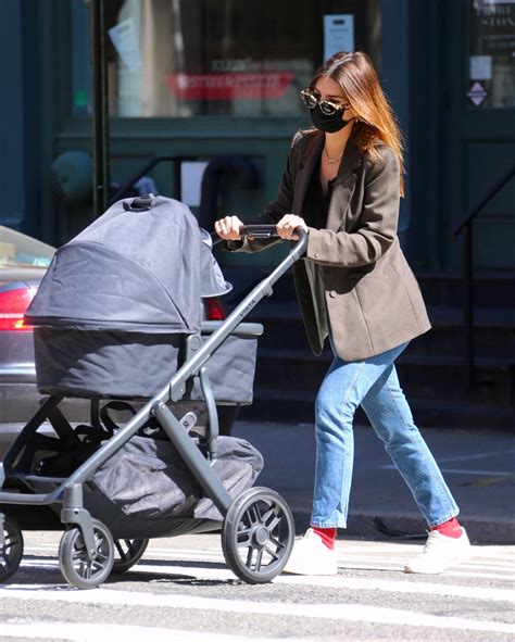 Emily o'hara ratajkowski (/ ˌ r æ t ə ˈ k aʊ s k i /, polish: Emily Ratajkowski - With her newborn baby Sylvester Apollo ...