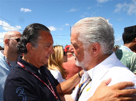 Carlos eduardo dos santos galvão bueno, mais conhecido como galvão bueno (rio de janeiro, 21 de julho de 1950), é um empresário, narrador, radialista e apresentador esportivo brasileiro. Frases de Galvão Bueno (26 citações) | Citações e frases ...