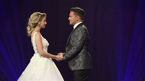 Jetzt lüftet stefan nach der hochzeit ihr süßes geheimnis! Hochzeit im TV: In diesem Kleid gab Anna-Carina ihr Jawort ...