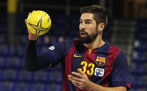 French handball player nikola karabatic smiles as he walks outside. Andebol Internacional: Nikola Karabatic abandona ...