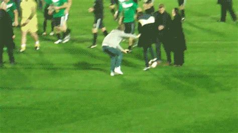 500x283 px descarga gif o comparte puedes compartir gif alguien, video, juego, en twitter, facebook o instagram. jugar fútbol | Humor Fútbol Club | Fútbol y humor