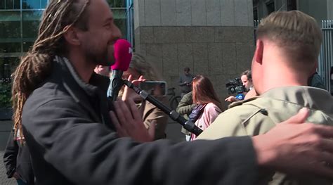 In leiden studeerde hij biofarmaceutische wetenschappen, gevolgd door zes jaar promotieonderzoek. Video - Viruswappie Willem Engel betast Powned ...