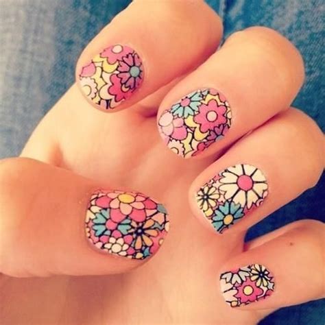 Gracias a muchos influencers, modelos y diseñadoras casuales, el mundo de las uñas acrílicas ha crecido conseguir lámparas uv para uñas acrílicas. flores-superpuestas-de-muchos-colores | Uñas decoradas ...