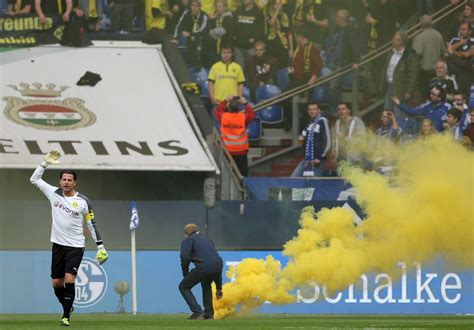 Erling haaland avec le borussia dortmund contre schalke 04 ©maxppp. Borussia Dortmund wird wegen Krawall bei Derby auf Schalke ...