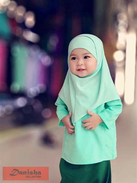 Silahkan dilihat kumpulan foto gambar anak kecil lucu imut muslimah berhijab terbaru 2016 versi wa 20 gambar foto anak muslim muslimah pake sorban dan hijab. Foto Anak Kecil Hijab Lucu | Jilbab Gallery