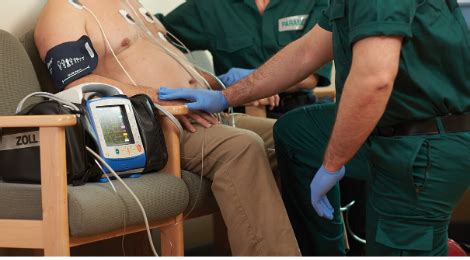 Ein defibrillator soll den natürlichen herzrhythmus wiederherstellen, wenn jemand rhythmusstörungen oder einen herzstillstand hat. Defibrillatoren und Monitore - Deutschland GmbH - ZOLL Medical