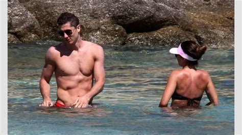 El ex jugador del real madrid y la brasileña fueron fotografiados tomando el sol y en actitud muy cariñosa. Adriana Lima and Sami Khedira in Mykonos! What's going on ...