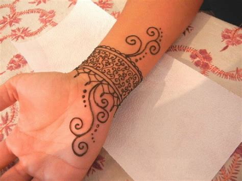 Black henna arrow tattoo on wrist. 43 Henna Wrist Tattoos Design