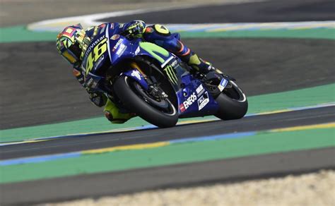 The doctor valentino rossi tests the yamaha yzf r1 in a motor track and comments tells us about the motorcycle's details with his projest leader.have a. Valentino Rossi Tests Yamaha R1 On Track After Surgery ...