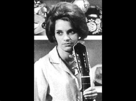 She was considered one of the best acoustic guitarists in brazilian music and played with many famous artists, such as baden powell, sérgio mendes. Rosinha de Valença - Pedacinhos do Céu - YouTube