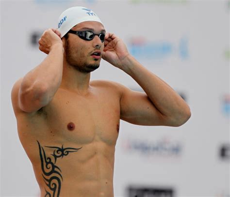 Depuis son succès aux championnats d'europe, tout le monde s'arrache florent manaudou. florent manaudou on Tumblr