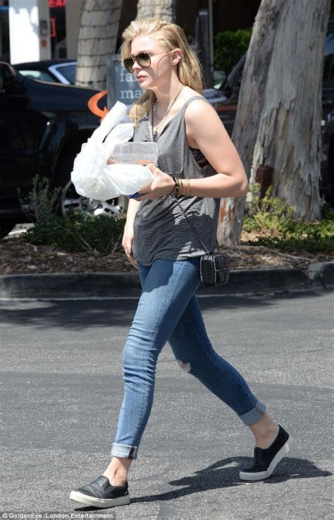 Actress chloë grace moretz in saint laurent arrives at the 2015 american music awards at microsoft theater on november 22, 2015 in los angeles, california. Chloe Grace Moretz takes home her lunch leftovers | Daily ...