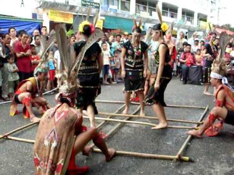 Menurut teti, ia generasi keempat. Ilmiah projek: Tarian Kaum Murut