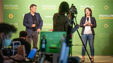 Auf einem sogenannten sharepic ist annalena baerbock zu sehen, die kanzlerkandidatin der grünen. Baerbock Beine : Europa Forum Gemeinsam Verantwortung ...