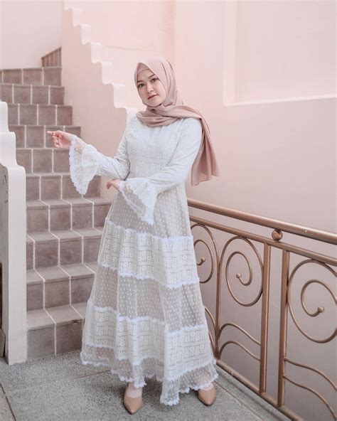 Terkhusus wanita, mungkin kamu juga mengalami, hal yang cukup rumit saat pergi ke kondangan adalah menentukan busana yang mau dikenakan. 50+ Inspirasi Outfit Kondangan Hijab Paling Simple