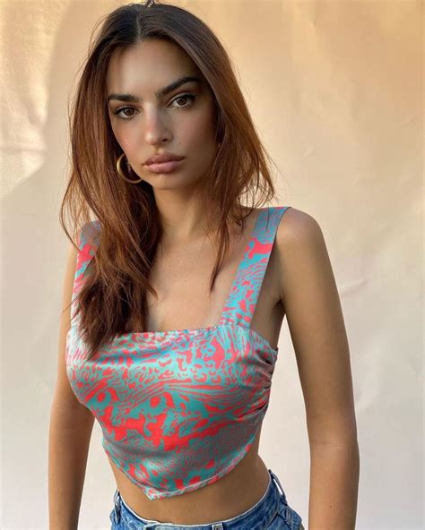 Emily o'hara ratajkowski was born in london, england, to american parents, kathleen (balgley), a professor, and john david ratajkowski, a painter. EMILY RATAJKOWSKI at a Photoshoot, 08/20/2020 - HawtCelebs