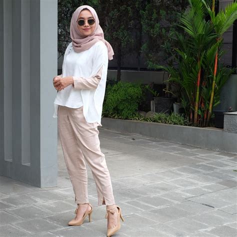 Apalagi jika kalian aktif dan banyak kegiatan di luar ruangan, summer casual dengan kaos bahan katun bisa bikin tampilan kalian stunning loh. See Instagram photos and videos from @nabilahatifa | Model pakaian hijab, Gaya berpakaian, Gaya ...
