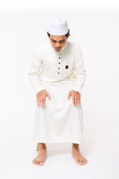 Ini adalah panduan mudah untuk melakukan solat duduk atas kerusi, solat berlunjur dan solat baring. Cara Solat Duduk Atas Kerusi, Berlunjur & Baring (Solat ...