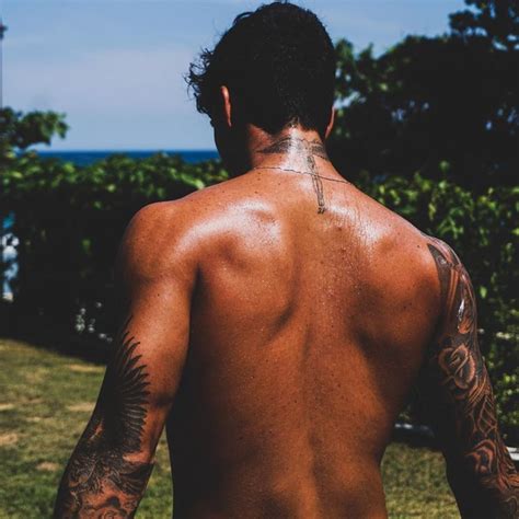 O surfista gabriel medina tinha a intenção de levar sua esposa, a modelo yasmin brunet, como sua indicação de credenciada para os jogos de tóquio.mas a vontade do surfista não deu certo por. Gabriel Medina mostra exercícios em casa durante ...