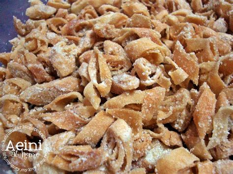 Walaupun teksturnya agak keras, tapi ia menjadi kegemaran ramai kerana flavor kari yang masin dan pedas manja tu memang terasa di lidah. Kuih Gunting Azie Kitchen - Ajaran q