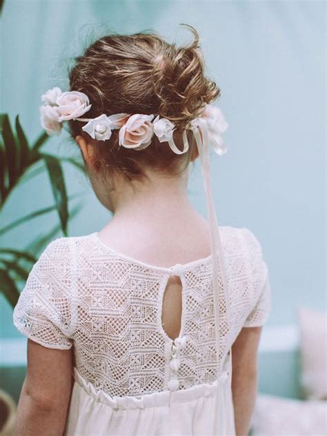 Coiffure petite fille mariage boucles tresses pince fleur. Les petites filles d'honneur par Lorafolk | Robe enfant ...