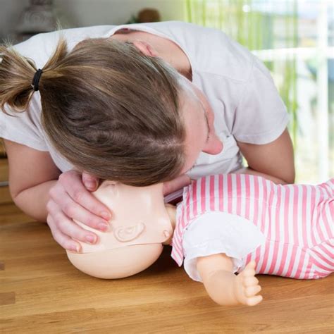 Op grond daarvan werken wij volgens een stappenplan. Levensreddend handelen bij baby's en kinderen tot 12 jaar ...