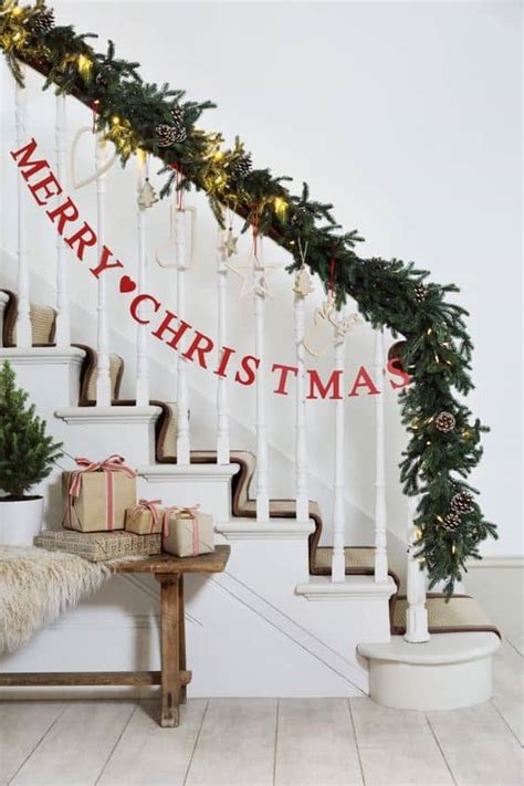 If you have a staircase in your home, you could be missing out on a great christmas decorating opportunity. 33 Ideas- Decorating Christmas Stairs