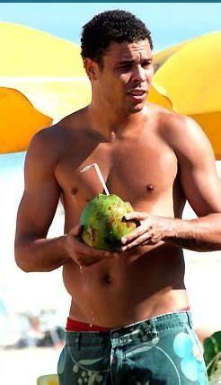 His nickname is il fenomeno (the phenomenon). Soccer Legends Pics: Ronaldo luis nazario de lima