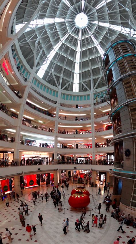 The diversity among the malls, remains the best part of the shopping district as they cater to different budgets. Bukit Bintang Shopping Mall, Kuala Lumpur | Maleisië, Azië